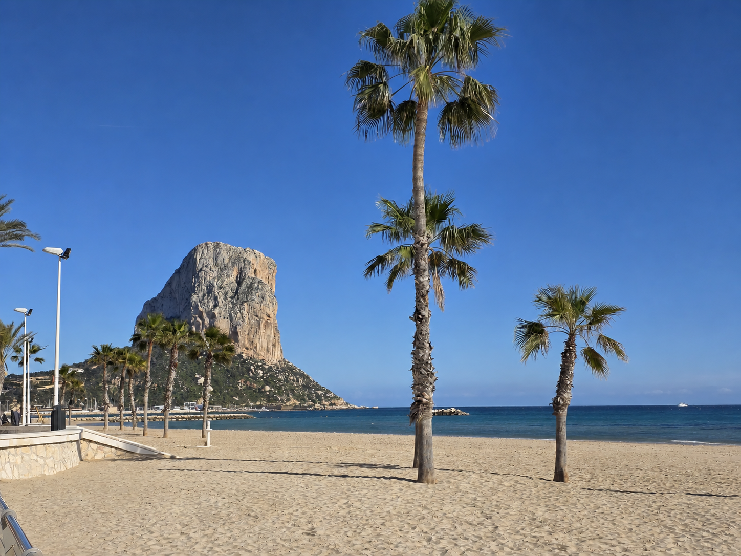 Plaża w Calpe przy Peñón de Ifach